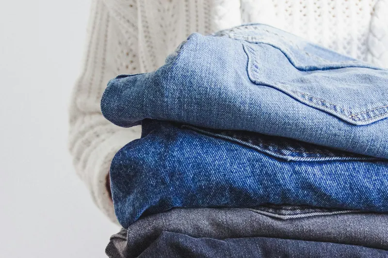 Entrega de ropa limpia y doblada en las manos del cliente: recojo a domicilio